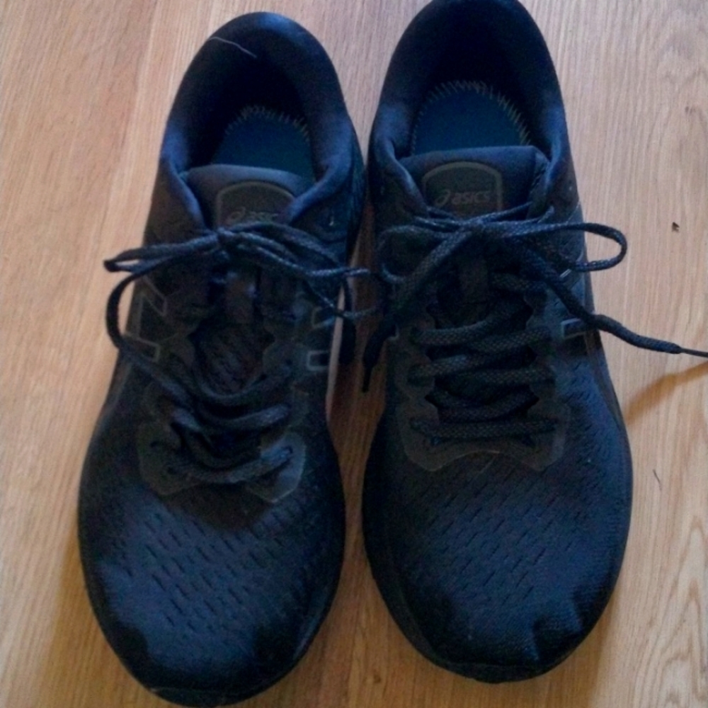 Men's Black Asics Cloth Lace Up Running Shoes Size 10 in Great Condition.